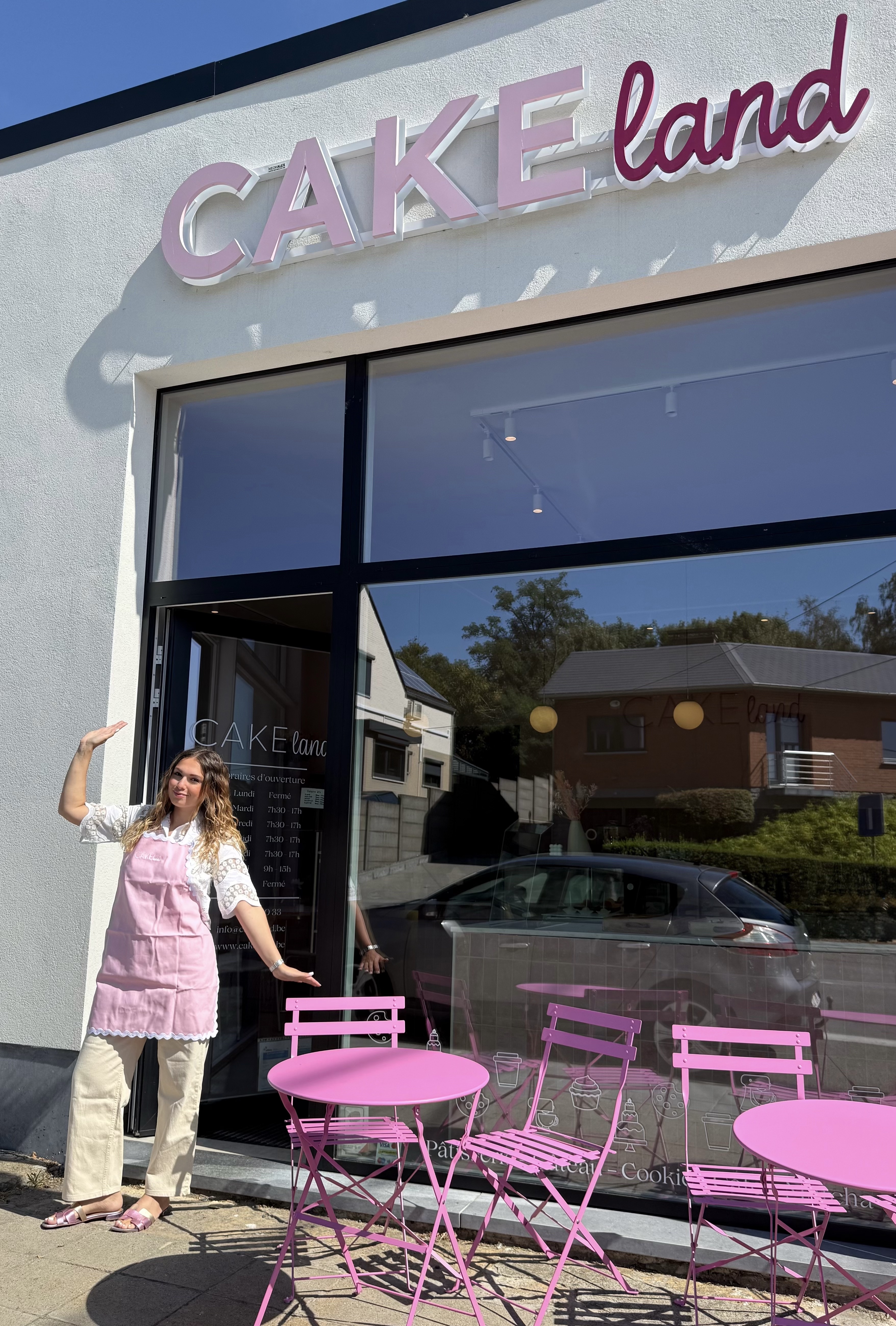 Jody devant la boutique Cakeland à La Louvière